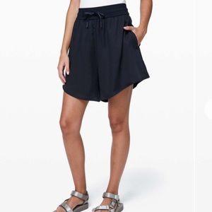 Lululemon Feeling Femme Short 5" - Navy
